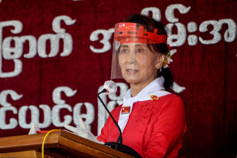 Suu Kyi kicks off advance voting for elderly in Myanmar election