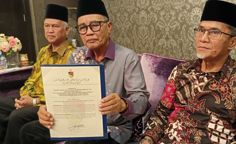 Undang Yang Empat produce letter allegedly confirming Tuanku Muhriz’s removal