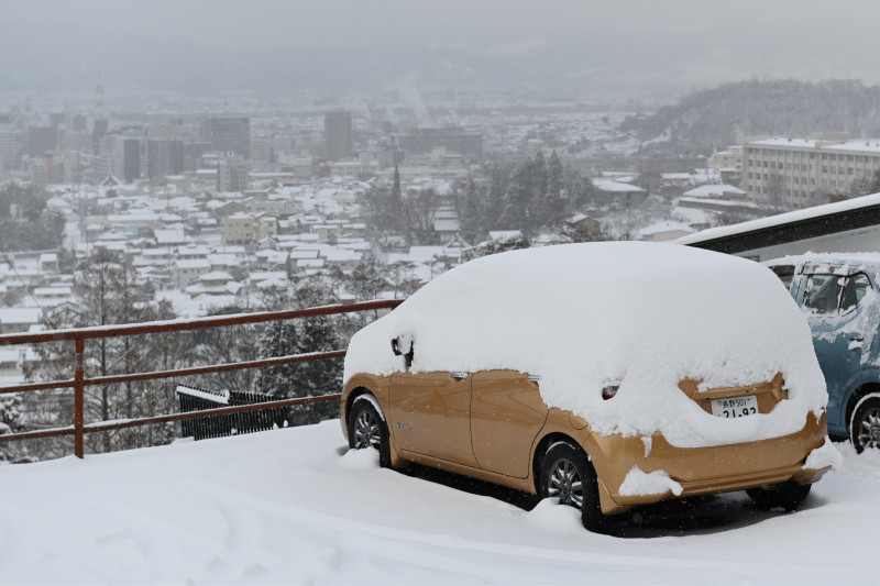 One dead as heavy snow and record cold hit Japan