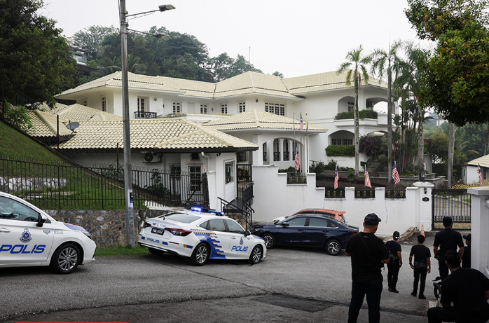 Police vehicle enters Najib’s home amid house detention uncertainty