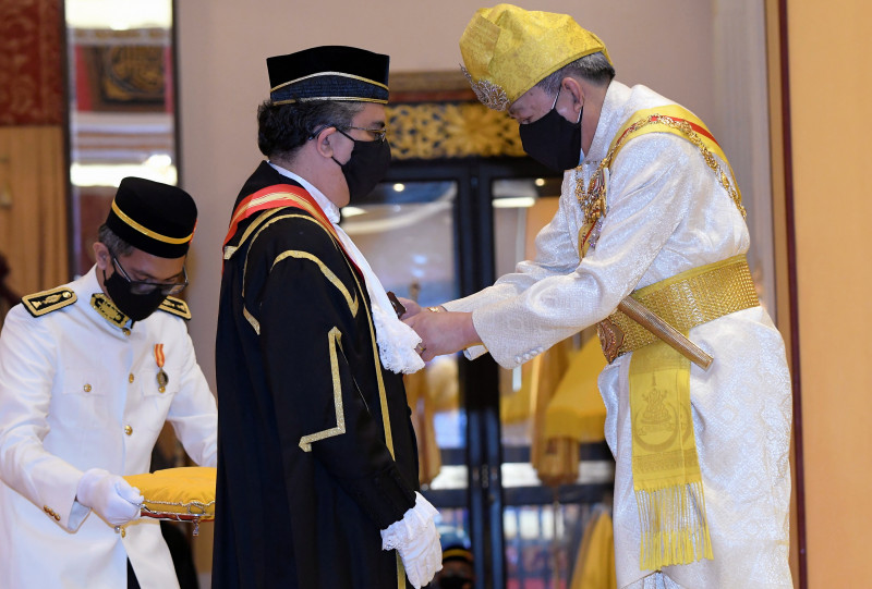 Selangor sultan confers award on high court judge Nazlan Ghazali