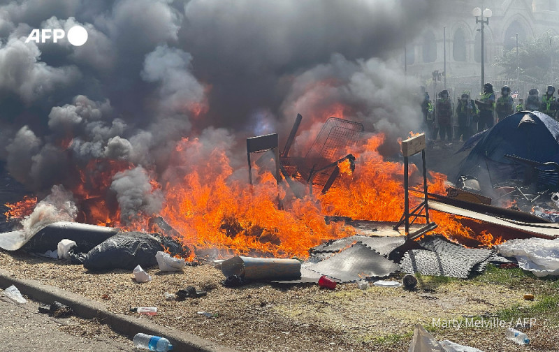 New Zealand anti-Covid-19 vaccination protesters burn camp after riot police move in