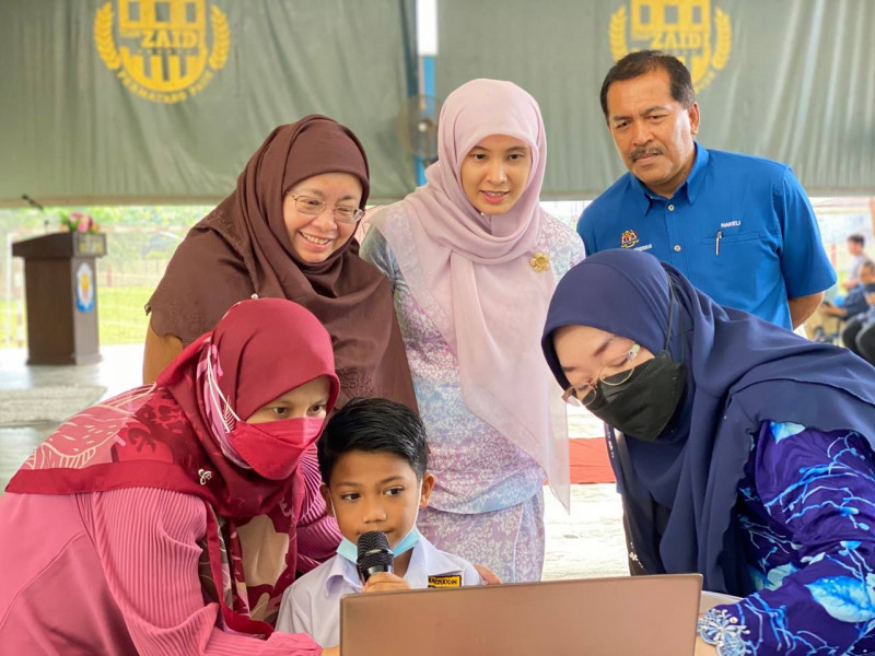 Nurul Izzah, Norlela help school kids master reading, writing skills