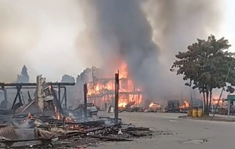 Early morning fire razes buildings and vehicles in small Sabah town
