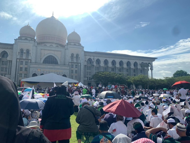 PAS supporters gather for Gerakan Selamatkan Shariah rally in Putrajaya