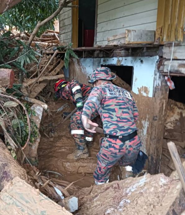 Penampang landslide: Firefighters operated manually as excavator failed to arrive for rescue