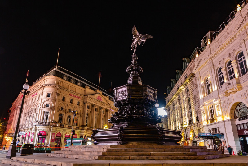 UK economy shrinks 2.6% in November on virus curbs