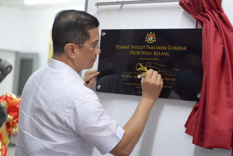 Azmin’s service centre sues MPAJ over eviction, seeks RM1 mil in damages