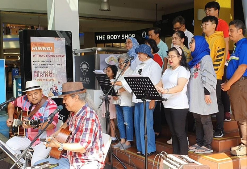 Spontaneous fervour: Malaysians show love for nation through patriotic songs