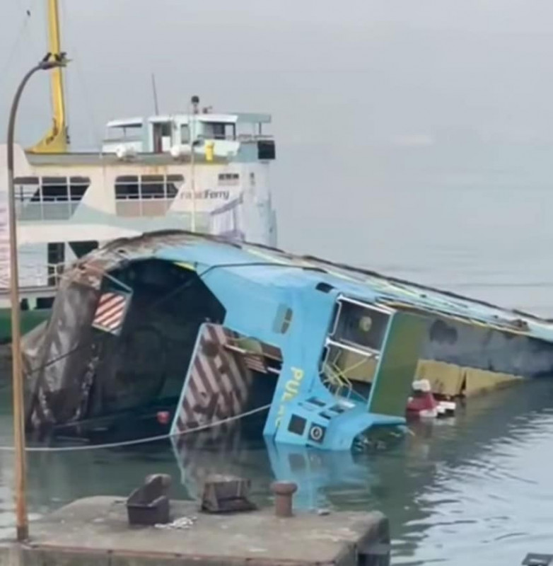 Decommissioned Penang ferry 'Pulau Kapas' sinks at Butterworth Wharf