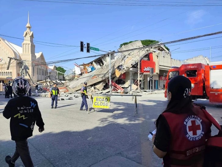 Philippine earthquake displaces 32,000 people, kills at least 37