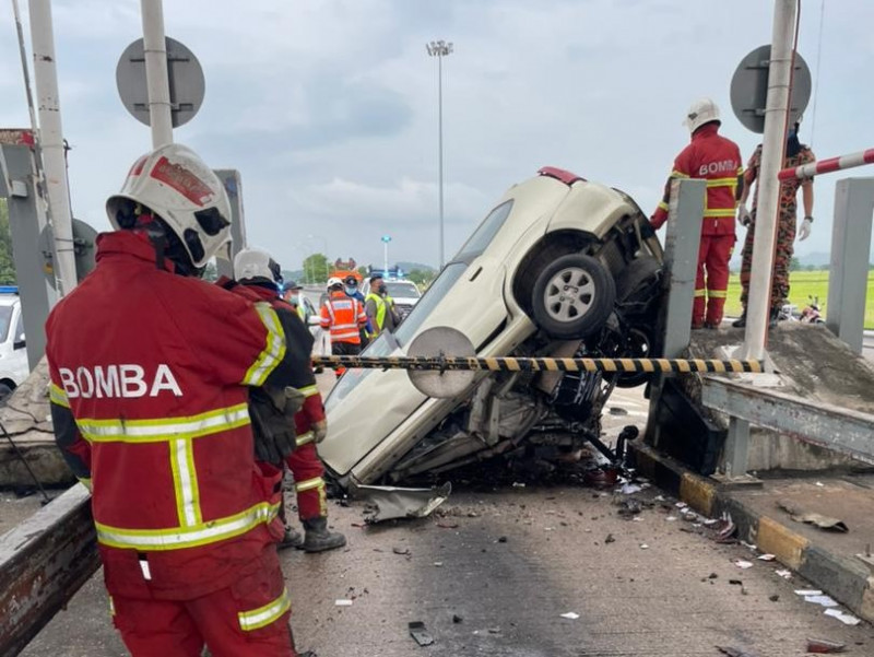 Man dies after crashing into concrete divider at BKE toll plaza