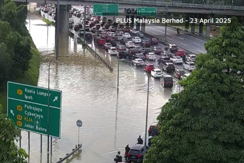 Flash floods cause major disruptions on Klang Valley highways