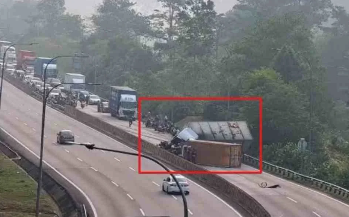 Two-lorry crash blocks all northbound PLUS lanes, leads to 7km traffic crawl