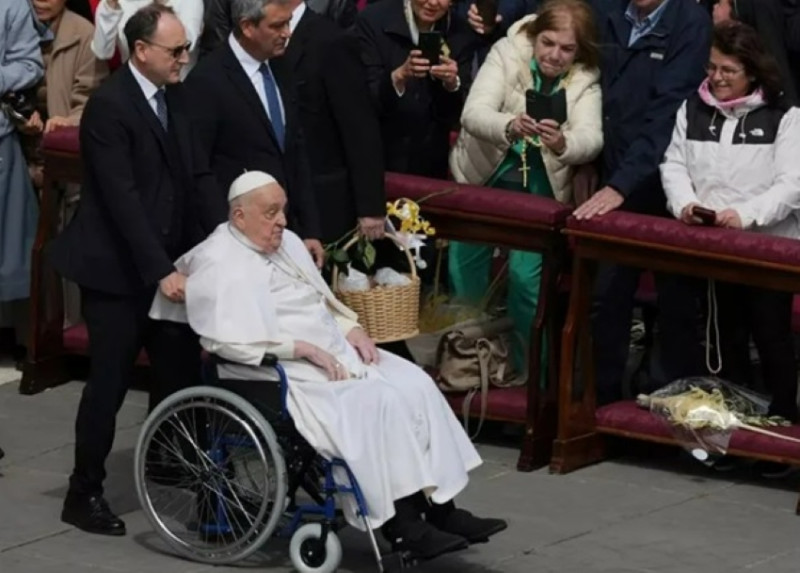 Pope Francis makes brief appearance after Palm Sunday service