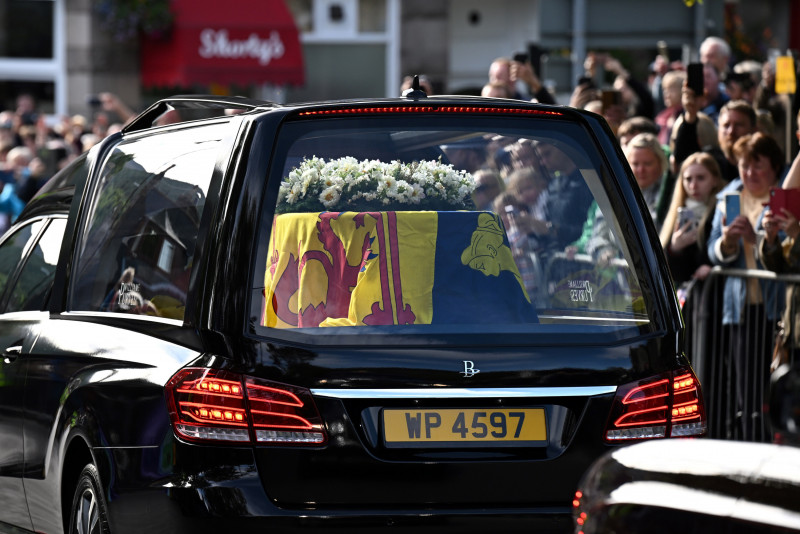 Anti-monarchists drowned out as UK mourns queen
