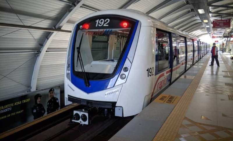 Man suffers serious head injuries after fall onto LRT tracks at Subang Alam station