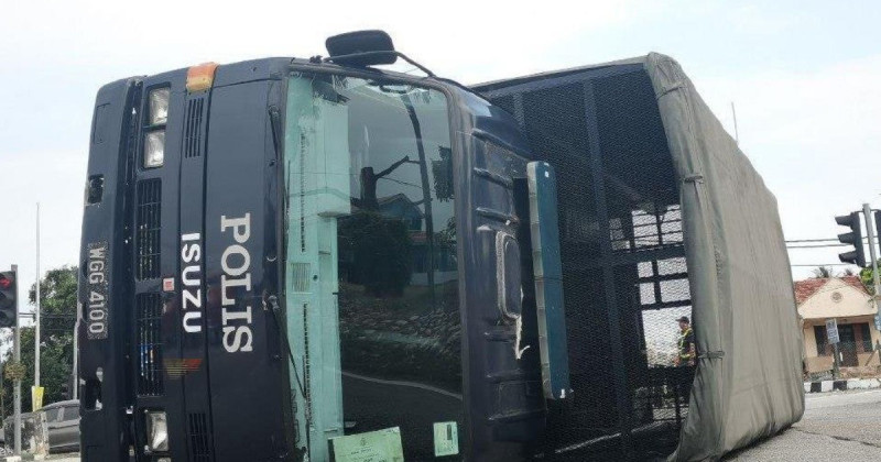 Ten detainees injured after prison transport vehicle overturns in Rembau