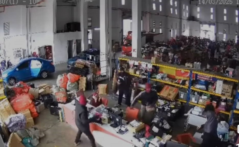 Parang wielding masked thieves steal RM46,000 from delivery company in Klang