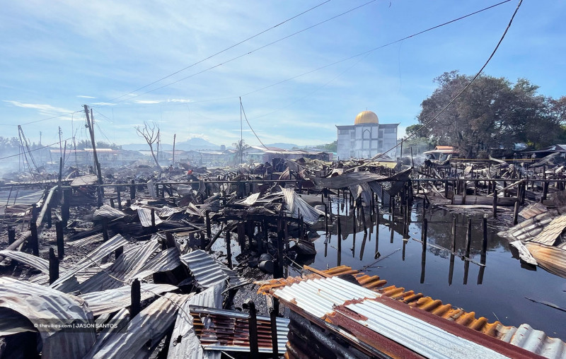 Dozens homeless as fire razes 33 Kg Tg Aru water houses