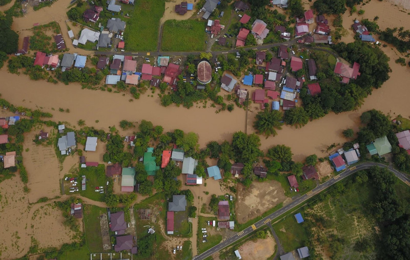 New round of floods as cyclone Kompasu’s ‘tail’ whips Sabah’s west coast