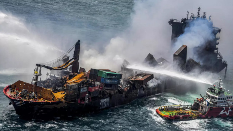 Crippled ship at risk of sinking off Sri Lanka