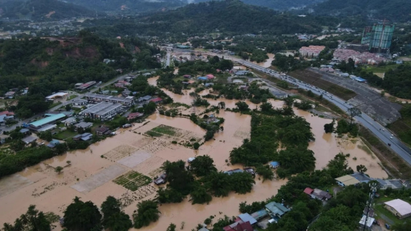 Anwar travels to Sabah to oversee flood and landslide response
