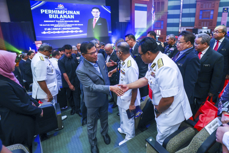 Firms have applied for 156,621 foreign workers under new relaxation plan: Saifuddin