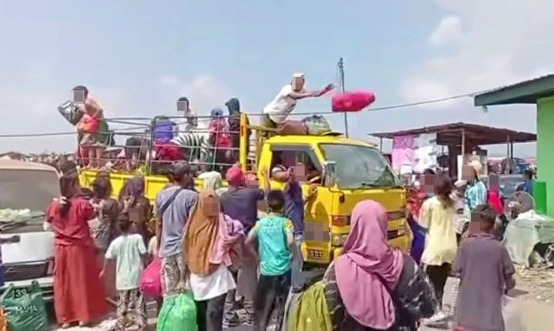 Aid supply lorry mobbed as group alights vehicle en route to help fire victims  