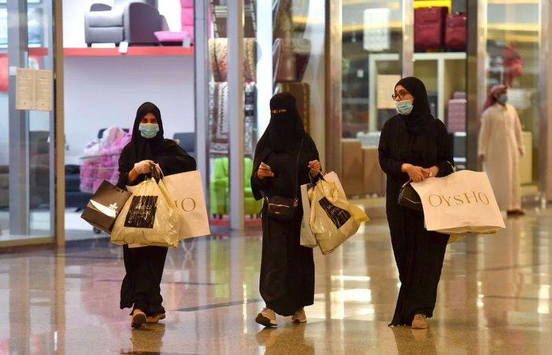 Saudi ups pressure on anti-vaxxers as it eyes economic recovery