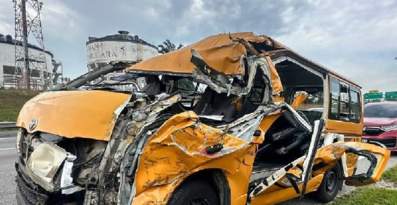 Four injured in collision between school van and cement trailer on Johor highway