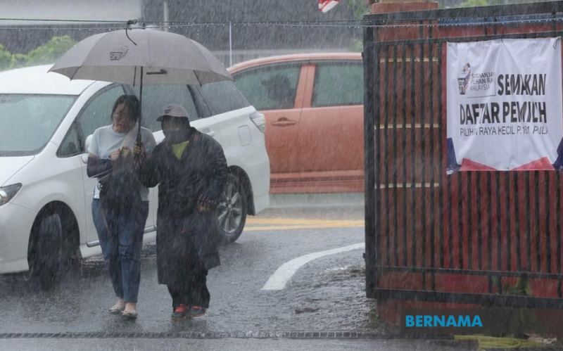 Johoreans working in S’pore brave heavy downpour to cast ballots