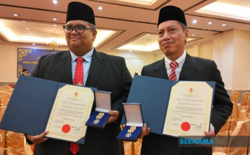 Elmina plane crash pilots awarded M'sian Scouts Association President Medal