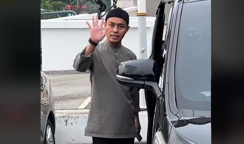 Religious preacher PU Azman told to enter defence on charges of sexually violating a teen