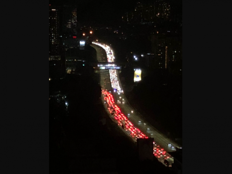 Massive jam on NKVE as trailer crashes through central divider