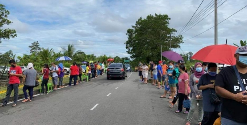 Without confirmed slots, frustrated folk in virus-ravaged Sibu brave heat, infection in search of Covid-19 jabs