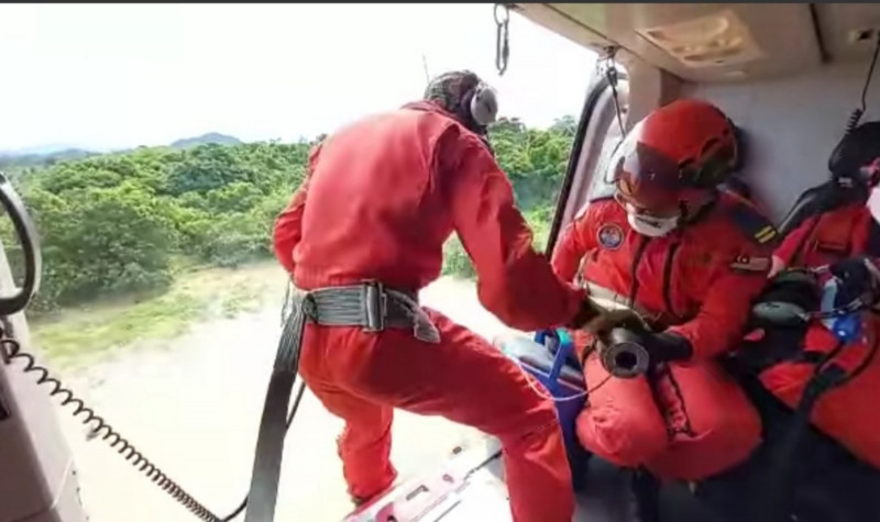 Sarawak Fire Dept helicopter unit flies vaccines into flooded Baram