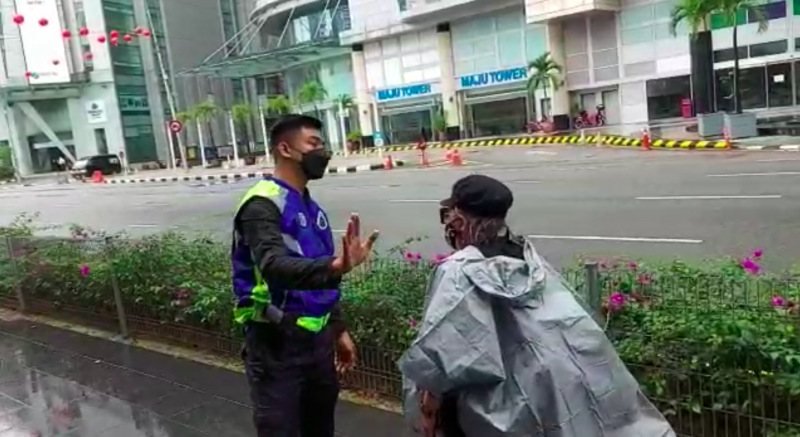 [VIDEO] Activist gives cops tongue-lashing for blocking way to anti-Azam rally