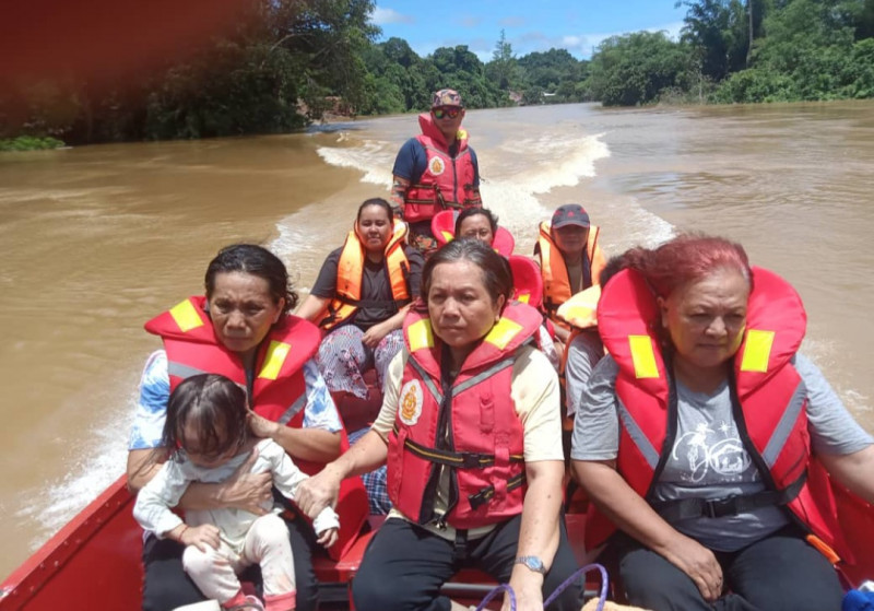 Floods spread in central Sarawak, some locations under 5 feet of water