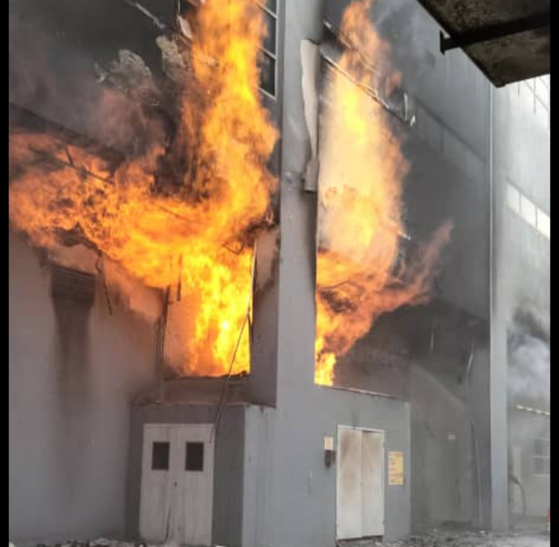 Quick action by firemen prevents explosion in hotel's gas cylinders storage 