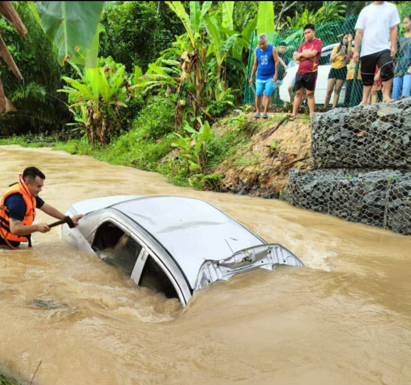 Retired pastor dies after car washed away by floods in Kapit