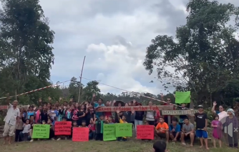   Natives in Sarawak set up human blockades to stop logging activities