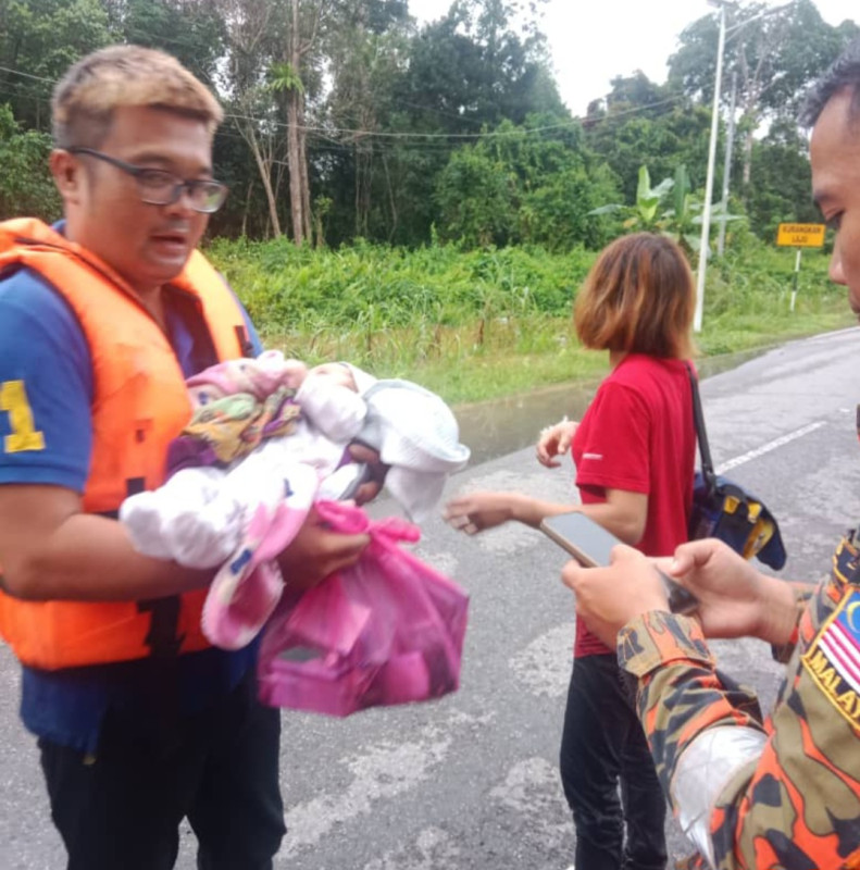 Rescuers save couple, four-month-old baby girl stuck in floods 