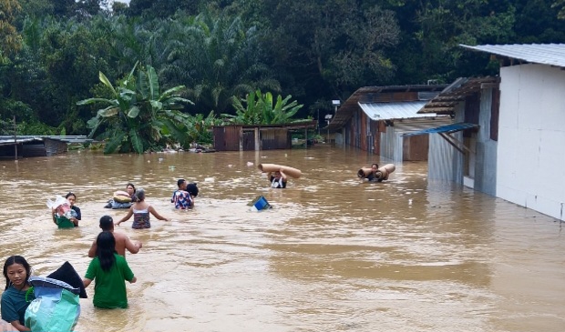 Helicopter units used to send food to Sarawak longhouse flood victims