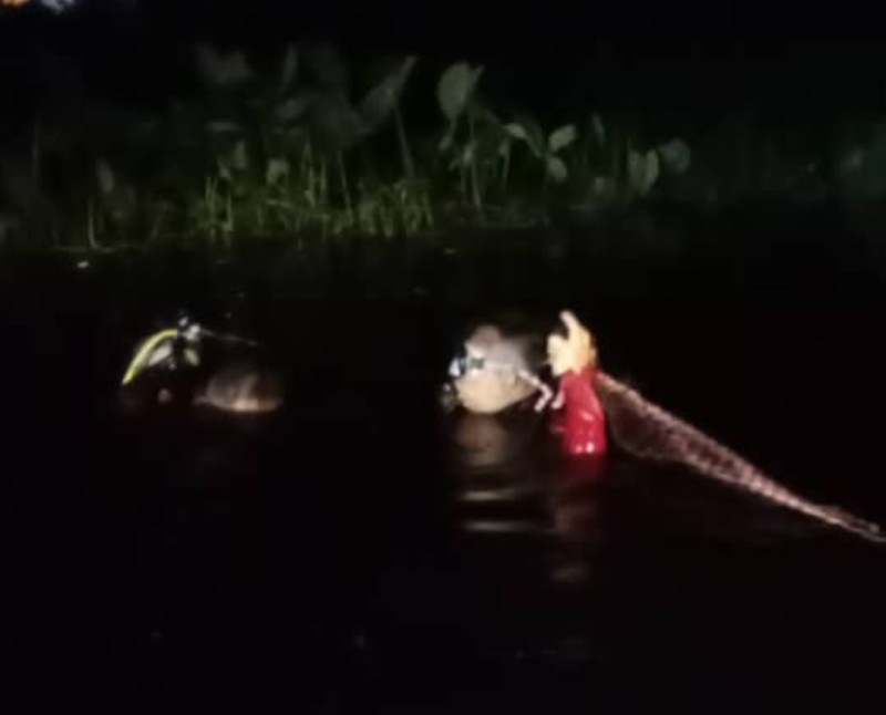 Man in 4WD swept away by floods in Sibu