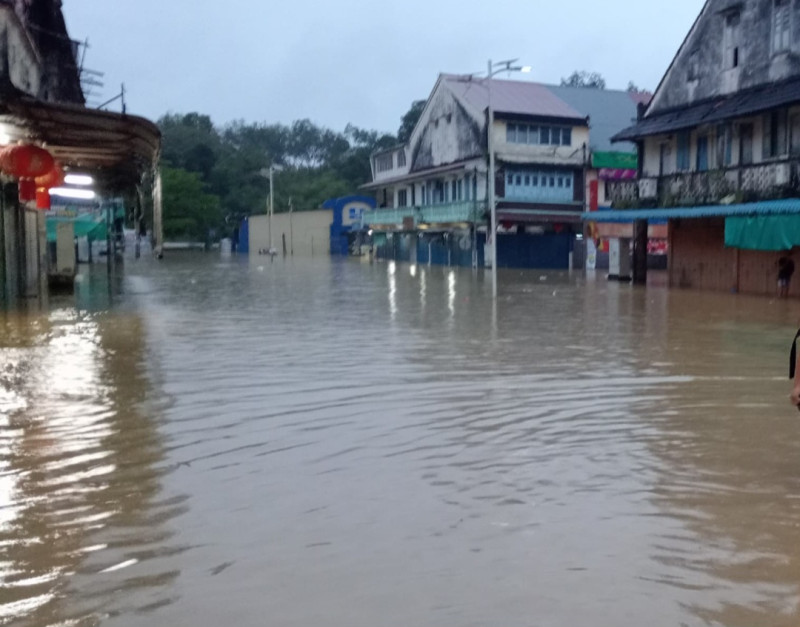 Emergency evacuations as floods continue in several locations in Sarawak
