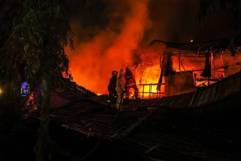 Methane canisters, failed hydrants complicate extinguishing efforts at wholesale market fire