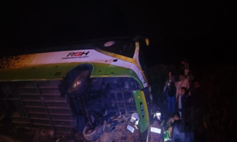 Tour bus crash at Kanowit roundabout in Sibu Jaya injures 23 people