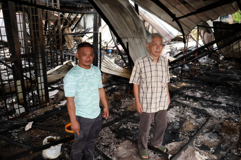Grandfather risks life to save nine family members as fire destroys home 