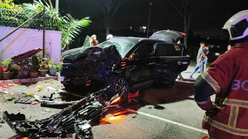 Car drives through PJ church gate, rams into tree